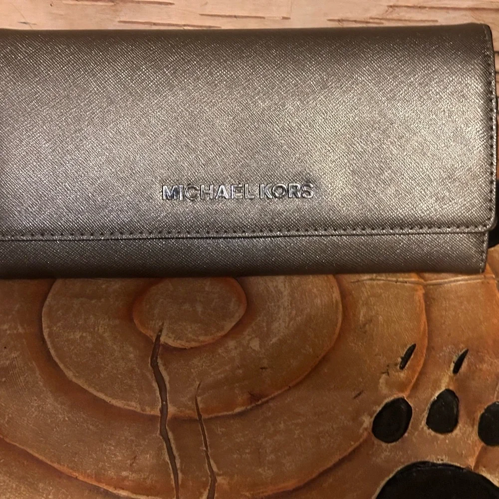 NWOTMichael Kors Large Jet Set Goldish Bronze Wallet  7.5 width 4 inches height - Picture 4 of 10